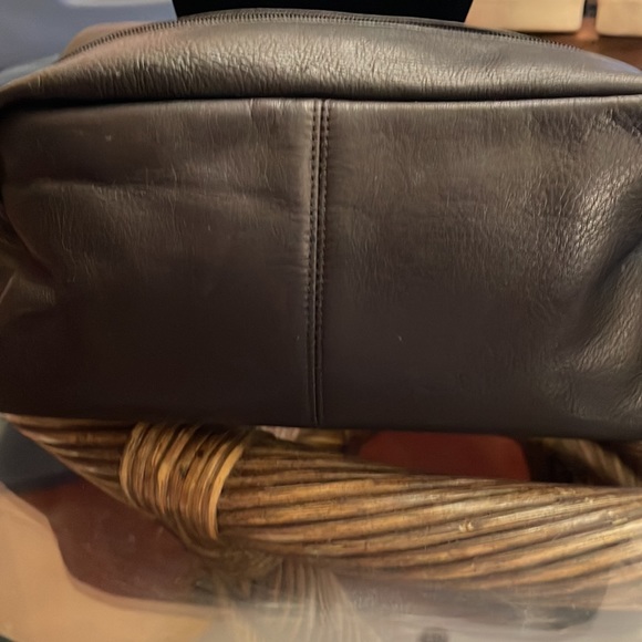 Black leather men’s cosmetic bag. Size 10X5. Calf leather great pre owned . - Picture 3 of 8